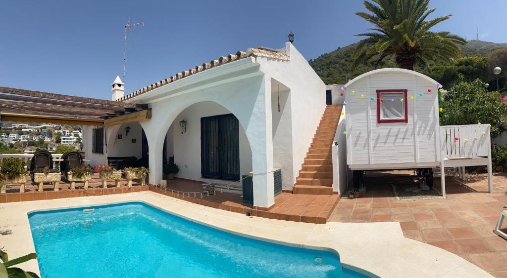 una casa con piscina frente a ella en Lola Casita, en Mijas