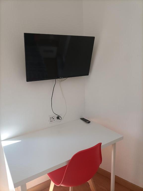 Televízia a/alebo spoločenská miestnosť v ubytovaní Los Tilos Apartments