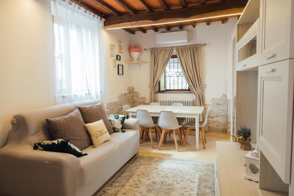 uma sala de estar com um sofá e uma mesa em Country Chic Pistoia-casa in campagna con giardino em Pistoia