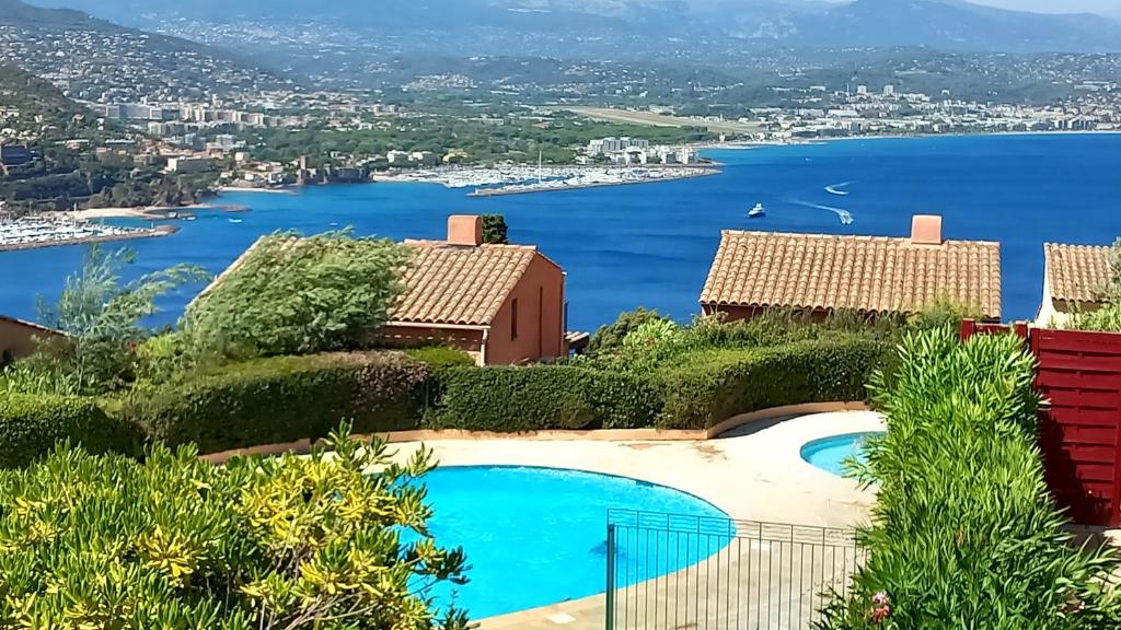 a view of the lake from the house at Panoramer in Théoule-sur-Mer