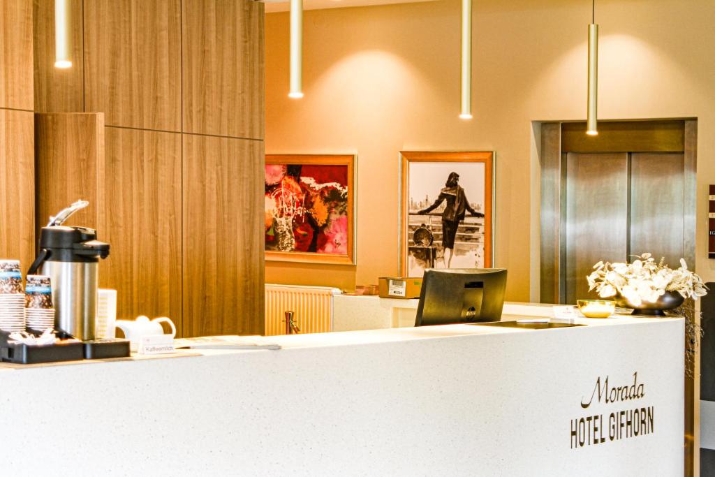 a lobby with a reception desk with a counter top at Morada Hotel Gifhorn in Gifhorn