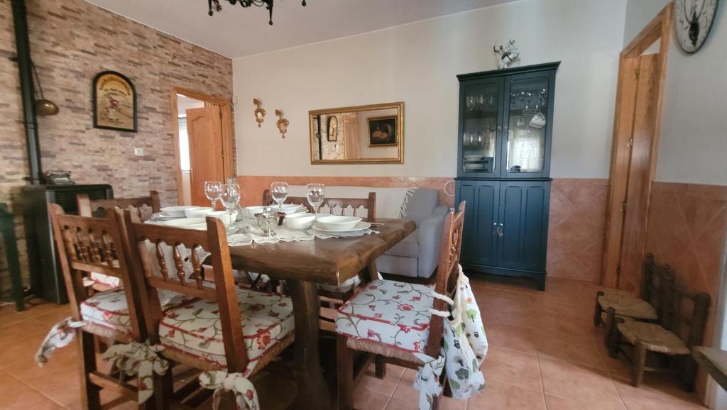 een eetkamer met een houten tafel en stoelen bij Casita de invitados en Otura in Otura