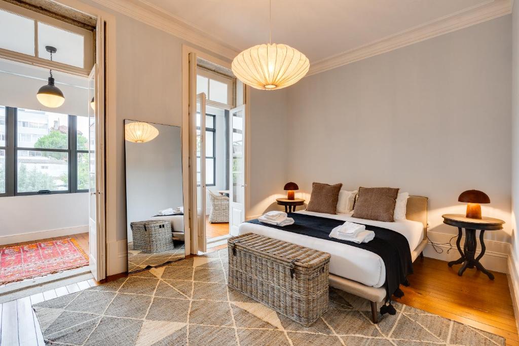 um quarto com uma cama king-size e uma sala de estar em Porto Premium Villa em Porto