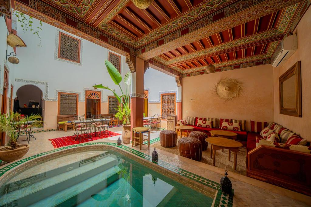 una piscina cubierta en una casa con una habitación grande en Riad Euphorbe, en Marrakech