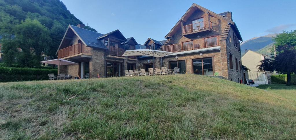 una casa grande en la cima de una colina en Maison de la Lionne, en Luchon
