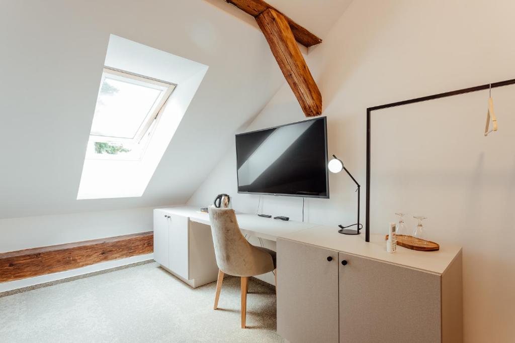 A television and/or entertainment centre at Boutique Hotel Siglisberg