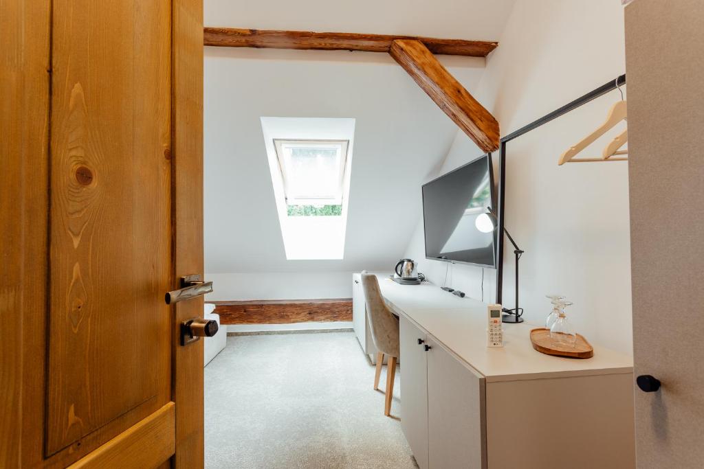 A television and/or entertainment centre at Boutique Hotel Siglisberg