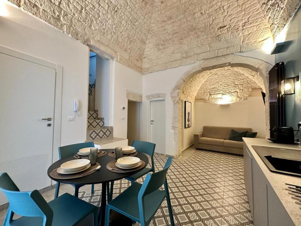 een keuken en een eetkamer met een tafel en stoelen bij Casa Bell'ora in Ostuni