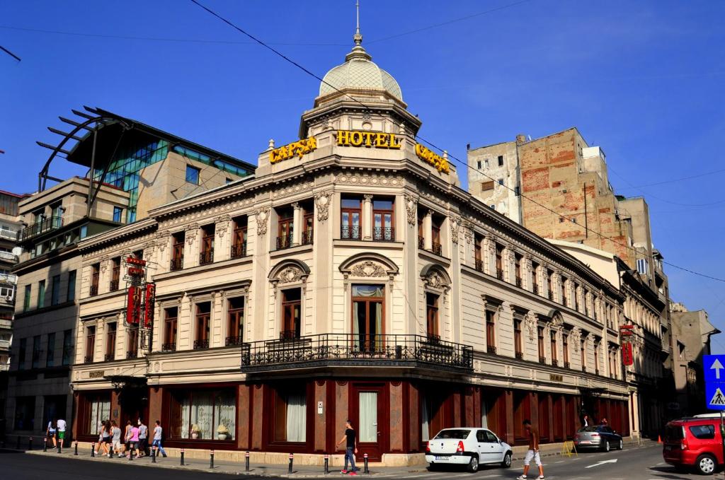 un bâtiment avec une tour d'horloge en haut dans l'établissement Hotel Casa Capsa, à Bucarest