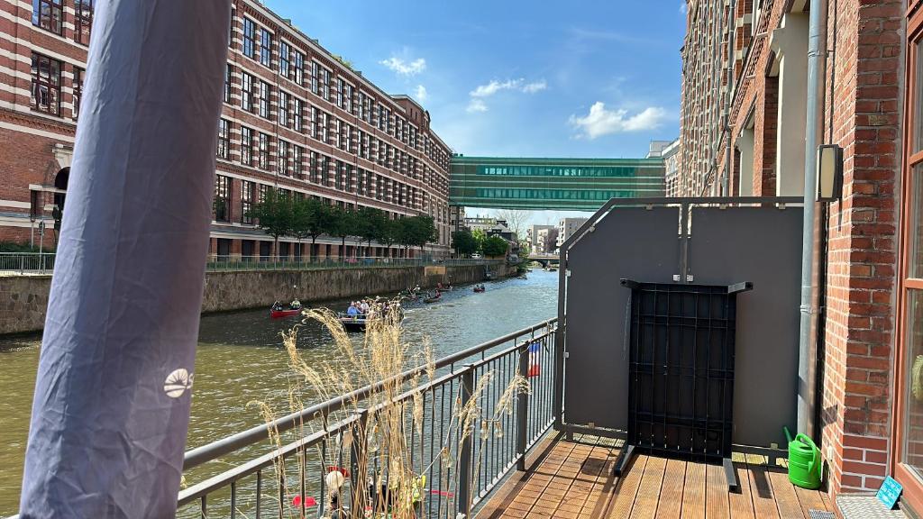 Blick auf einen Fluss mit Gebäuden und einer Tür in der Unterkunft Traum Wohnung mit Hauch Venedig/Kanal mit Kajak/Sauna/Fitness in Leipzig