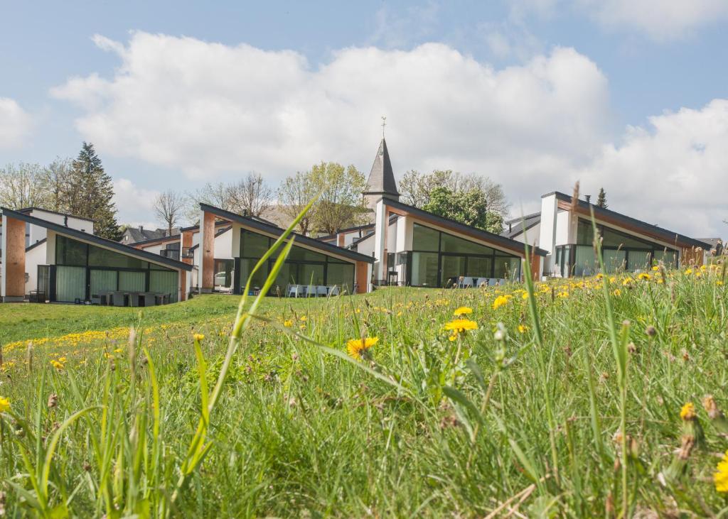 um campo de flores em frente a uma igreja em Villas Winterberg em Winterberg