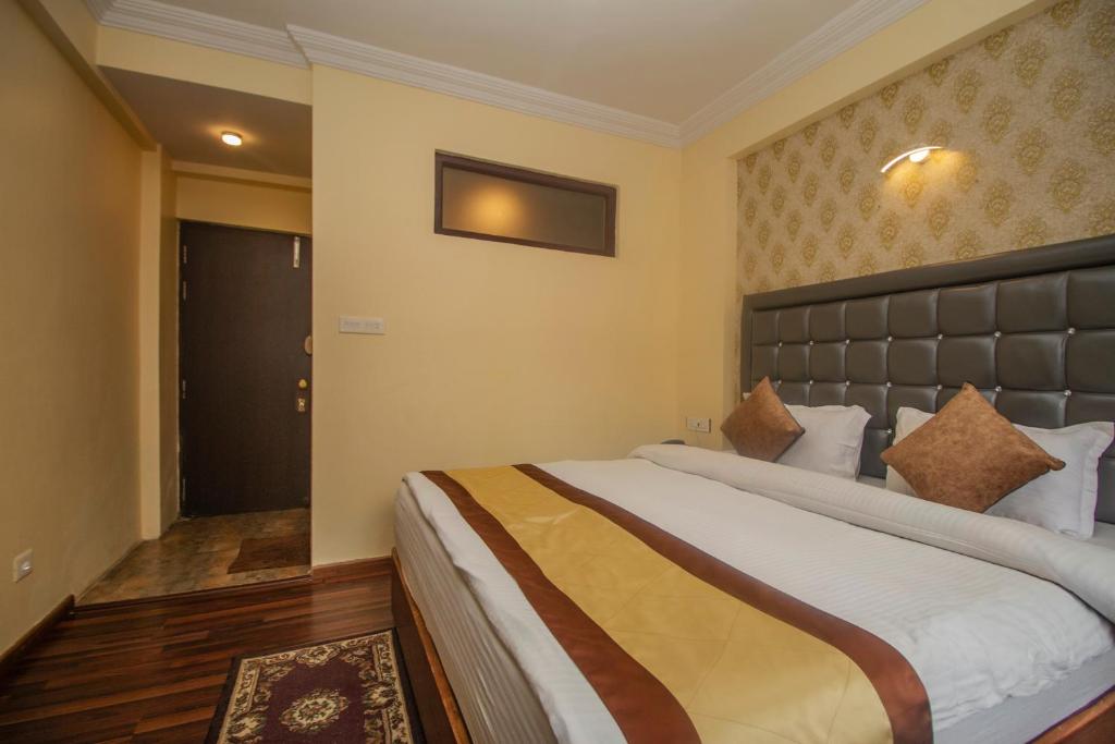 a bedroom with a large bed in a room at Hotel Himalayan Retreat in Darjeeling