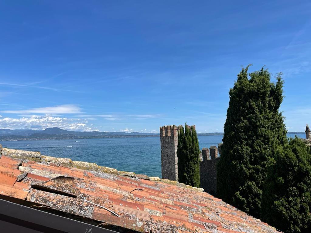 西尔米奥奈Prestige Sirmione Via Antiche Mura的从建筑物屋顶看到的海景