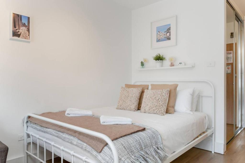 A bed or beds in a room at Cosy Inner-city Hideaway in the Heart of Annandale