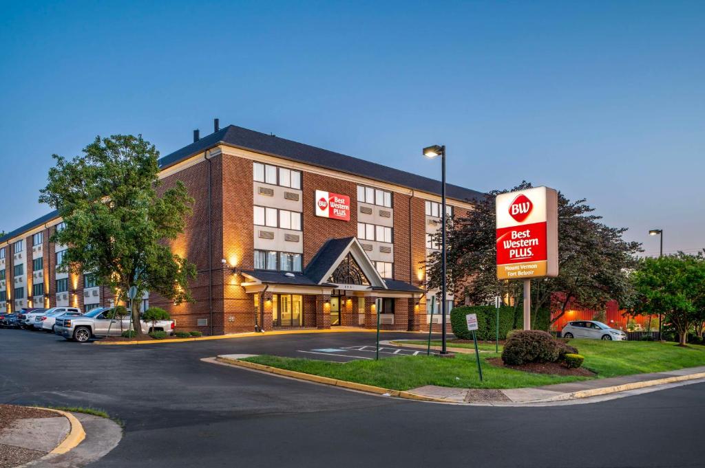 un hotel con un cartel frente a un edificio en Best Western Plus Mount Vernon - Fort Belvoir, en Alexandria