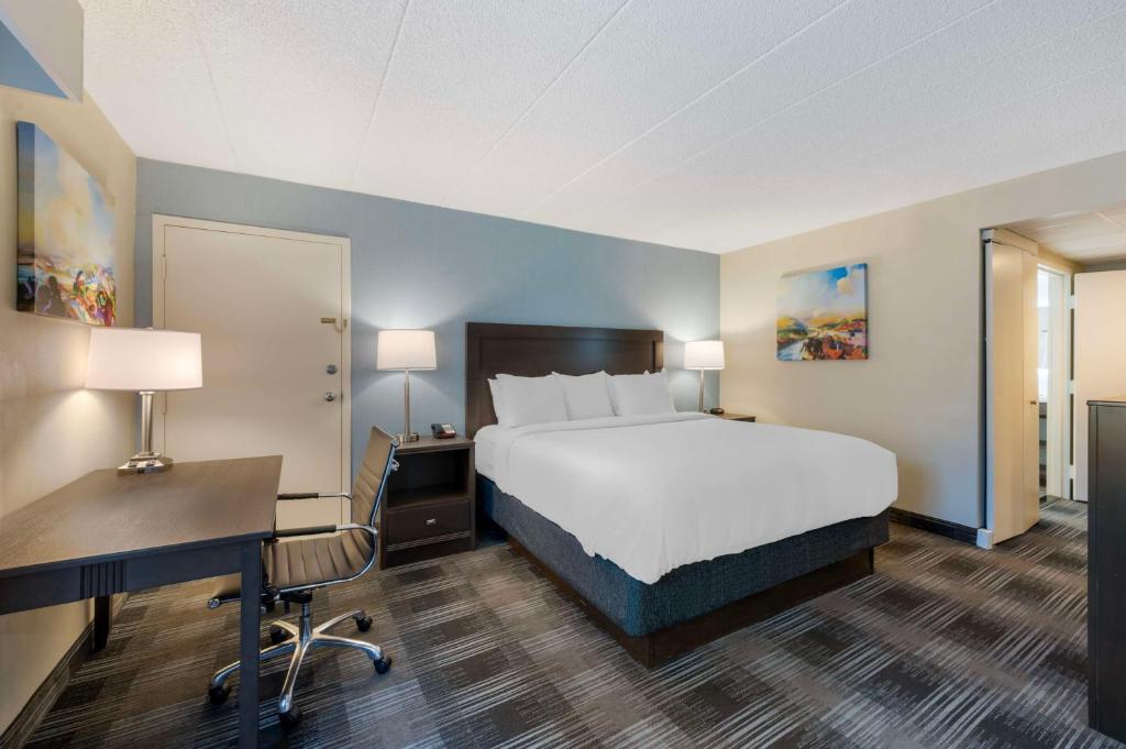 Best Western Plus Alexandria Fort Belvoir - King Room With Mobility Accessible Roll-In Shower