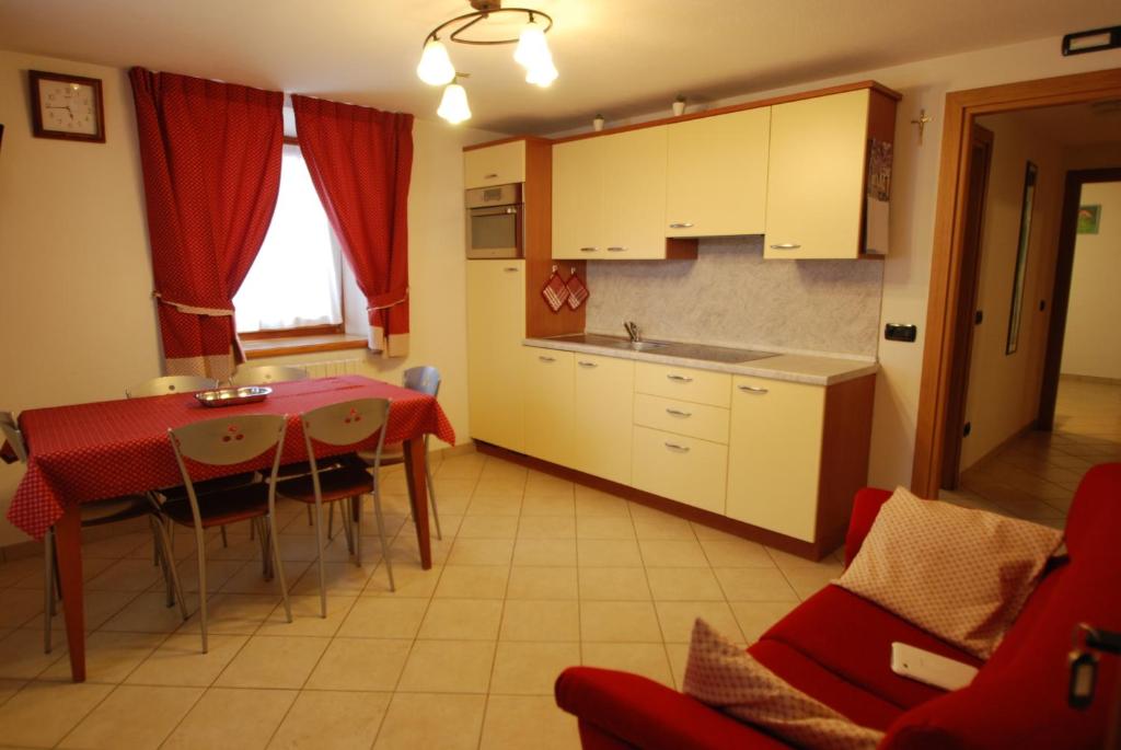 a kitchen and dining room with a table and chairs at Appartamenti Elena & Milva in Livigno