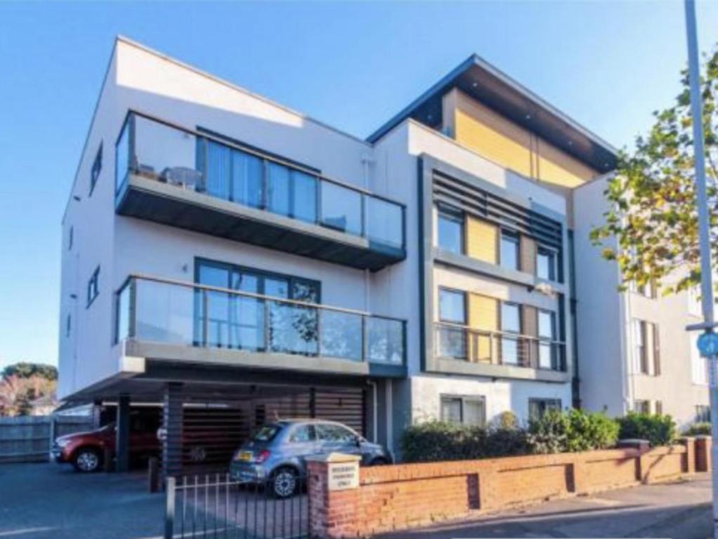 基督城的住宿－Charming 2-Bed Apartment in Christchurch，停车场内有停车位的建筑物