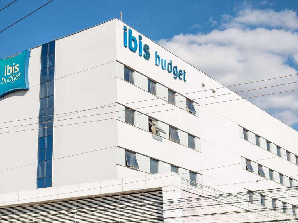 ibis budget Itaperuna في إيتابيرونا: مبنى أبيض مع علامة ميزانية aubs عليه