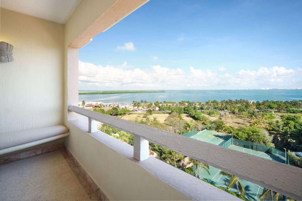 Balkón nebo terasa v ubytování Wyndham Grand Cancun All Inclusive Resort & Villas