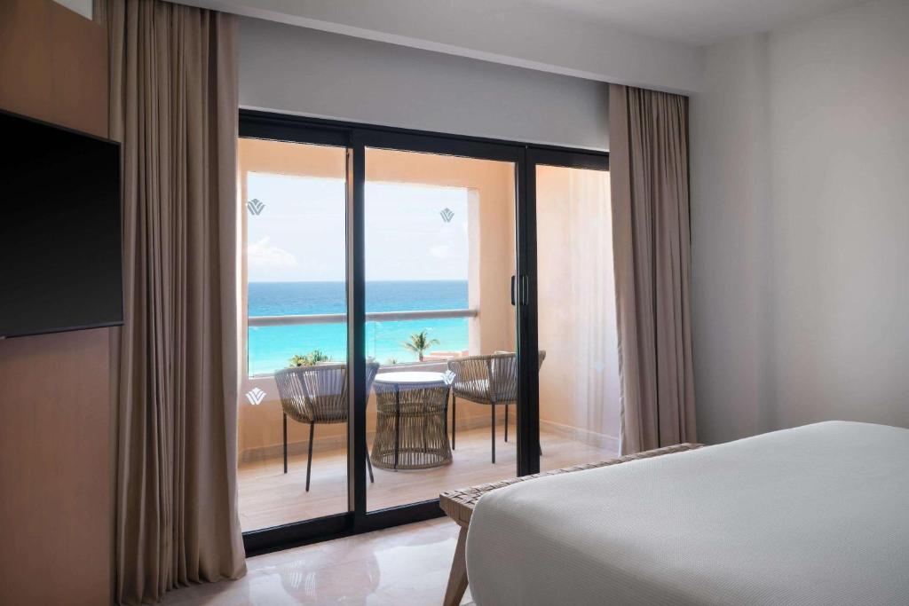 Postel nebo postele na pokoji v ubytování Wyndham Grand Cancun All Inclusive Resort & Villas