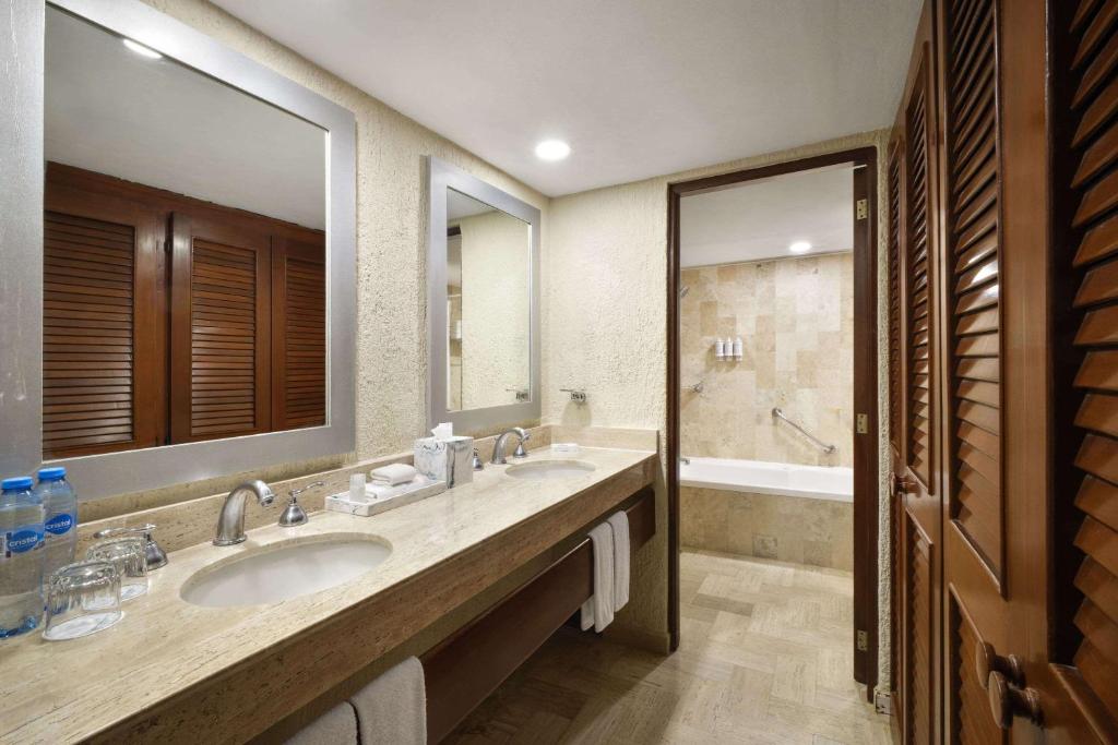 Koupelna v ubytování Wyndham Grand Cancun All Inclusive Resort & Villas