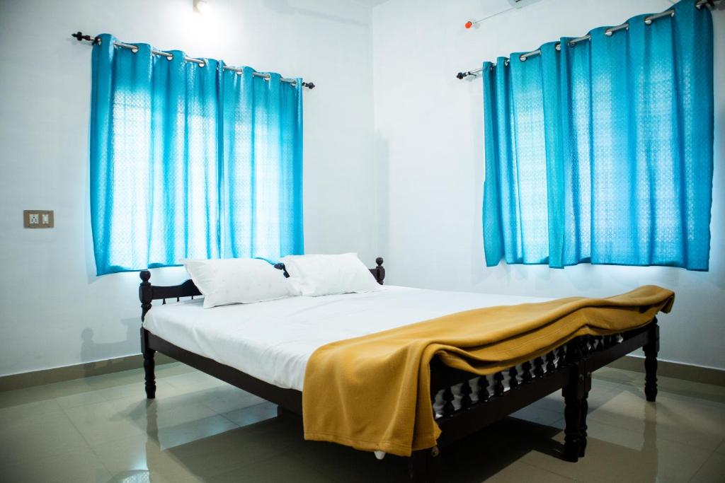 Un pat sau paturi într-o cameră la Padmanabhan's Homestay in Thrissur, Punkunnam