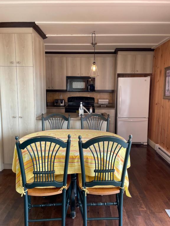 Kuchyň nebo kuchyňský kout v ubytování Chalets Plage St-Jean 2
