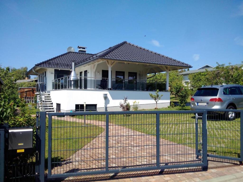 una casa con una recinzione di fronte di Ferienhaus Salzhaffblick a Rerik