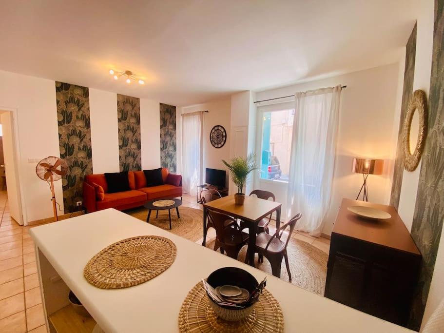 ''Americo'' Joli 3 pièces climatisé Quartier Haut في سيت: غرفة معيشة مع أريكة وطاولة