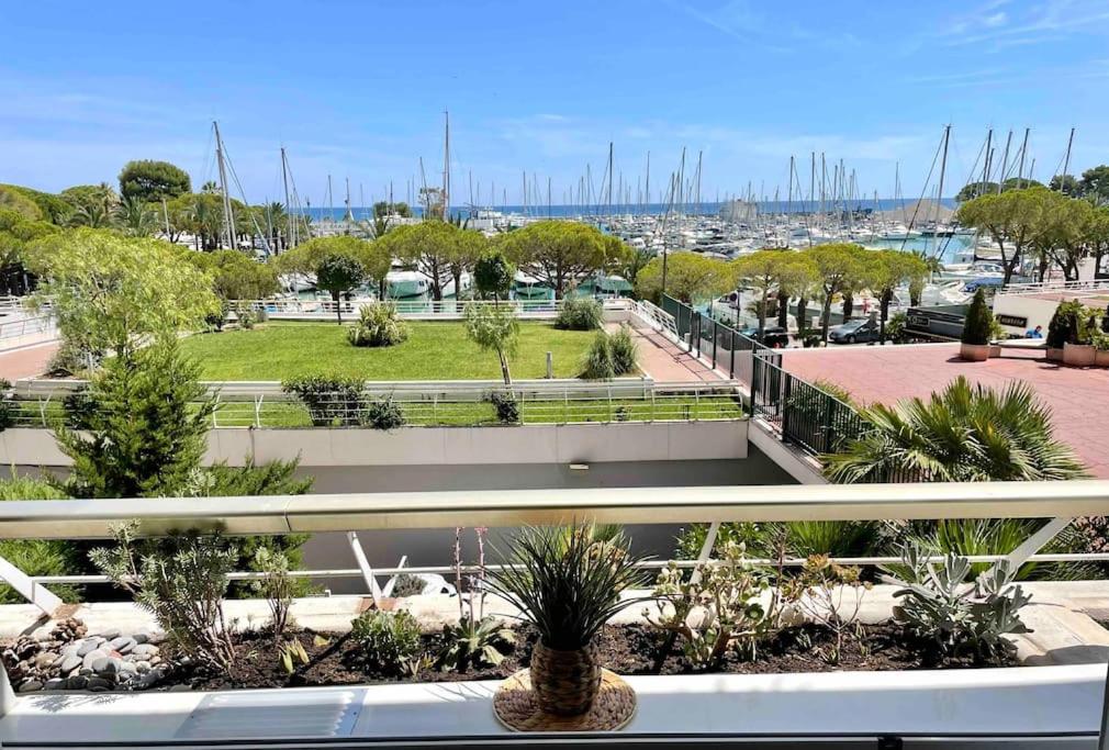 uitzicht op een park met bomen en een haven bij Studio Port Marina in Villeneuve-Loubet