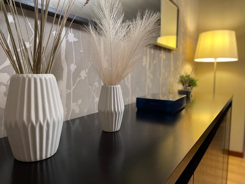 três vasos brancos em cima de uma mesa em S. Mamede House - Penafiel em Recezinhos