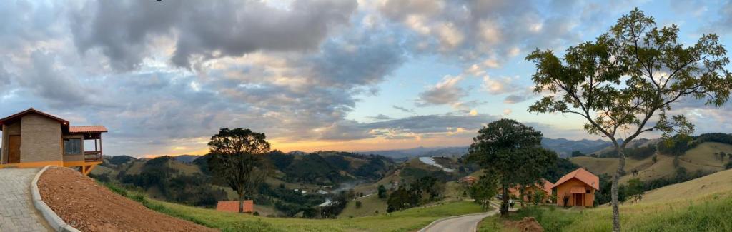 uma vista para uma estrada numa colina com um céu nublado em Chalés Terras Altas em Gonçalves