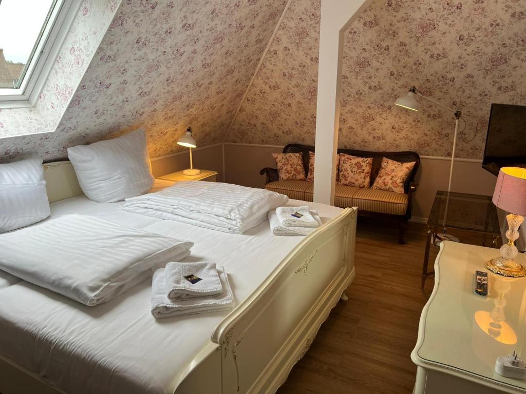 um quarto com uma cama com toalhas em Studio-Apartment 29 beim Saseler Markt frisch renoviert em Hamburgo