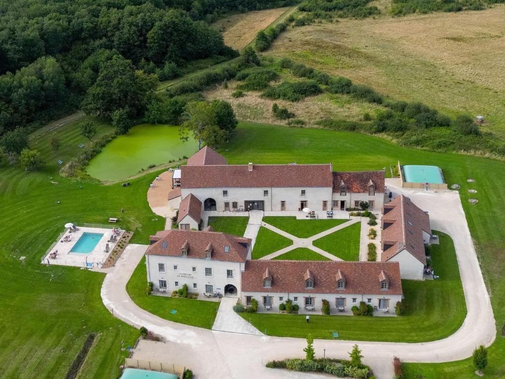 una vista aérea de una gran casa en una colina en Le Prieuré de Boulogne, en Tour-en-Sologne