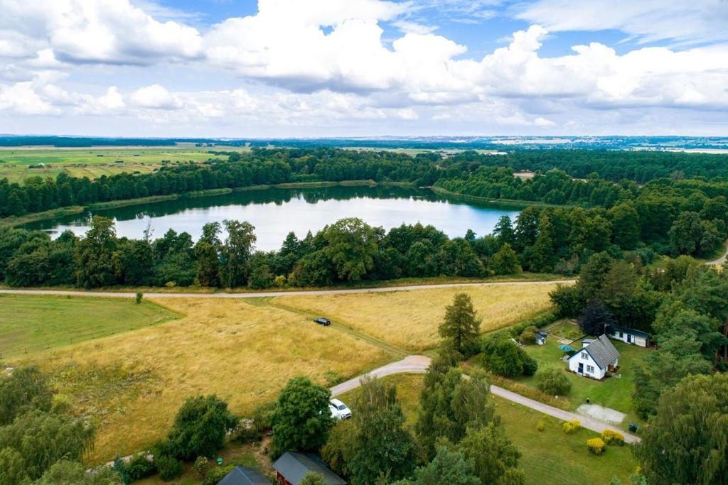 eine Luftansicht auf einen See und ein Haus in der Unterkunft Stuga i Vomb in Veberöd