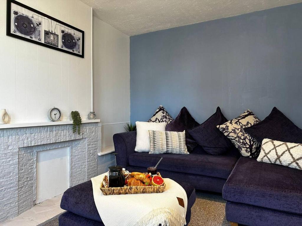 uma sala de estar com um sofá e uma lareira em GREAT LOCATION! 4 bed house with garden & parking - Parkstone House em Parkstone
