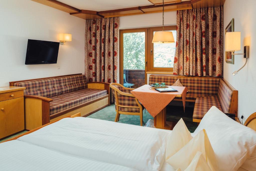 Postel nebo postele na pokoji v ubytování Huber Hotel Tramserhof
