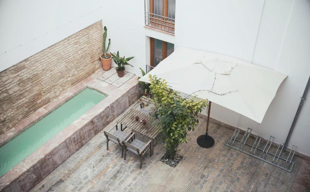 an overhead view of a pool with an umbrella at Trigo Homes in Córdoba