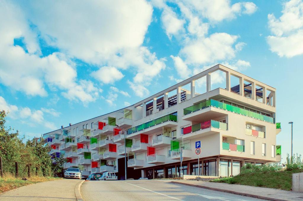 un edificio con finestre colorate sul lato di una strada di Makovi Flat a Zenica