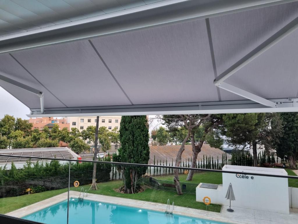 Bazén v ubytovaní TOPLAGE Marbella Neubau Luxus-Apartment, Strand und Altstadt in Minuten zu Fuss alebo v jeho blízkosti