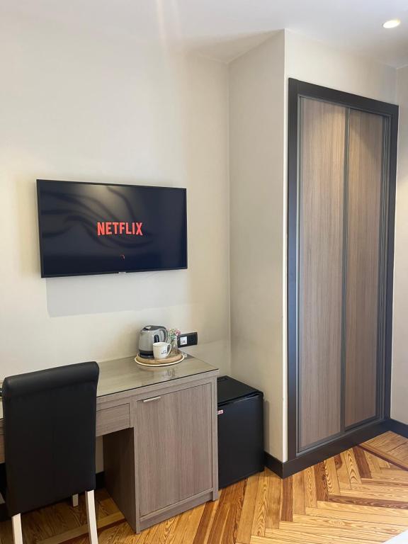 A television and/or entertainment centre at Hostal Abadia Madrid