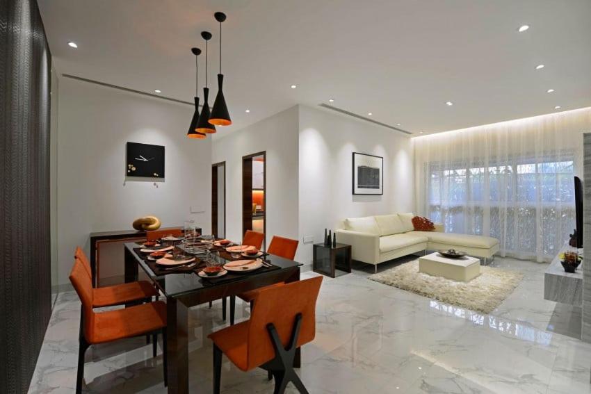 Doña Maria, apartamento completo في ليغانيس: غرفة معيشة مع طاولة وكراسي وأريكة