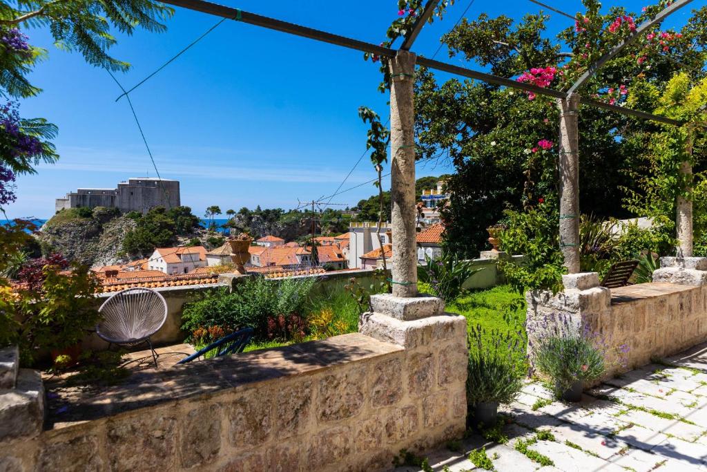 Vonkajšia záhrada v ubytovaní Villa Ani apartment Aquamarine