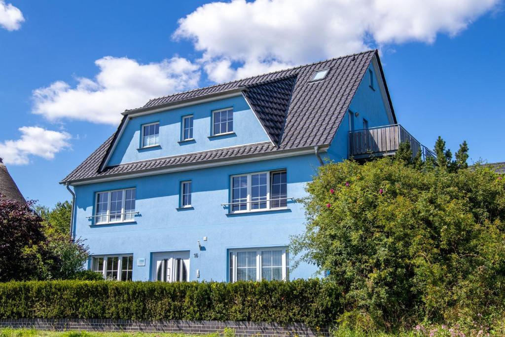 una casa blu con tetto di gamberetti di Holiday Home Blu Hus a Freest