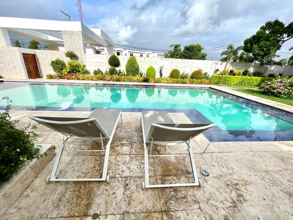 Swimmingpoolen hos eller tæt på Villa Familiar PC-private Pool, BBQ, 15 mnts from airport
