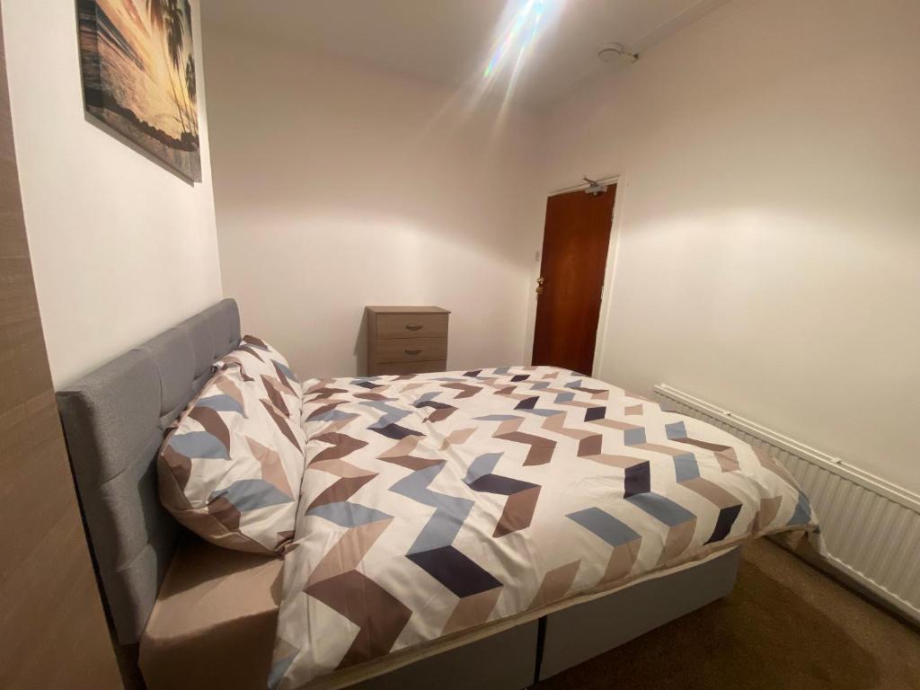 מיטה או מיטות בחדר ב-House in Walthamstow