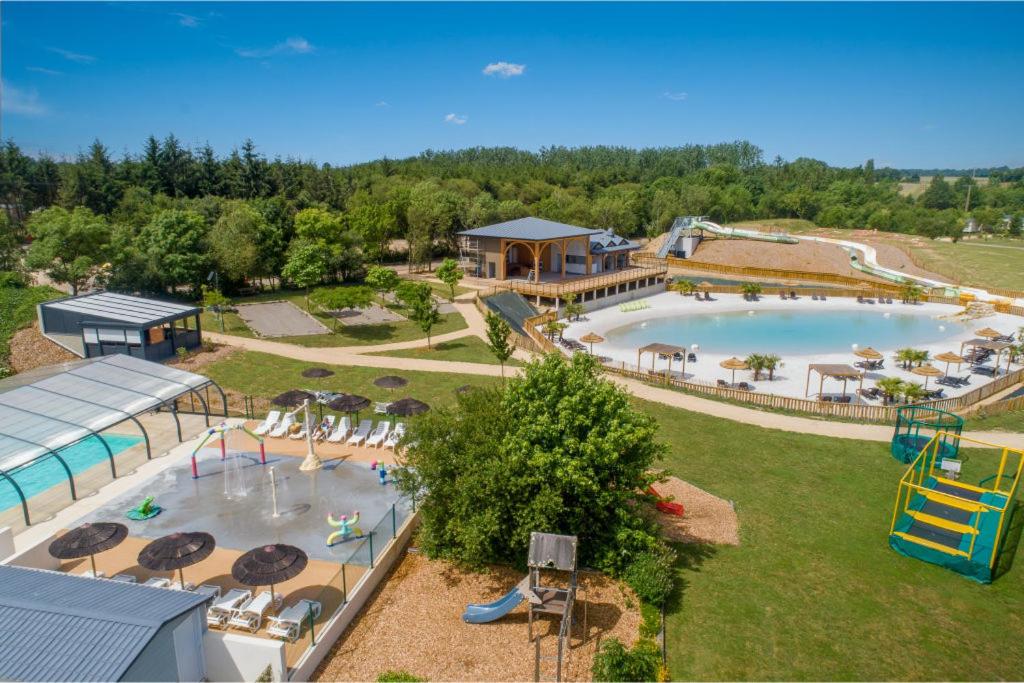 - une vue aérienne sur la piscine d'un complexe dans l'établissement Camping Aubigny-Les Clouzeaux, à Aubigny