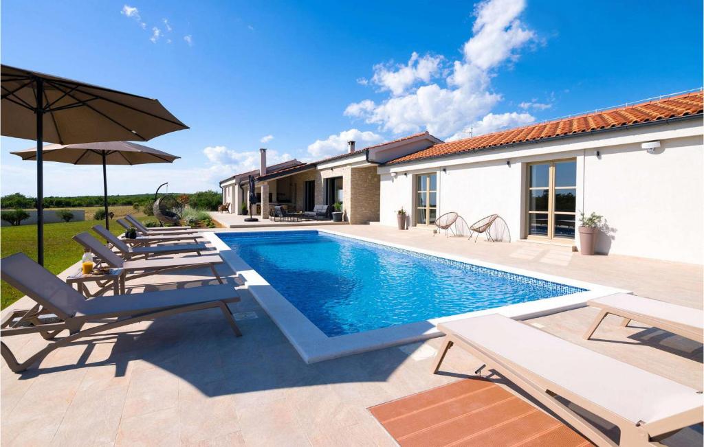 une villa avec piscine et mobilier de jardin dans l'établissement Villa Nola, à Visočane