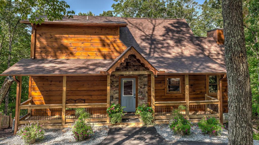 Take a Paws close to town, pet friendly, hot tub, fenced yard, fire